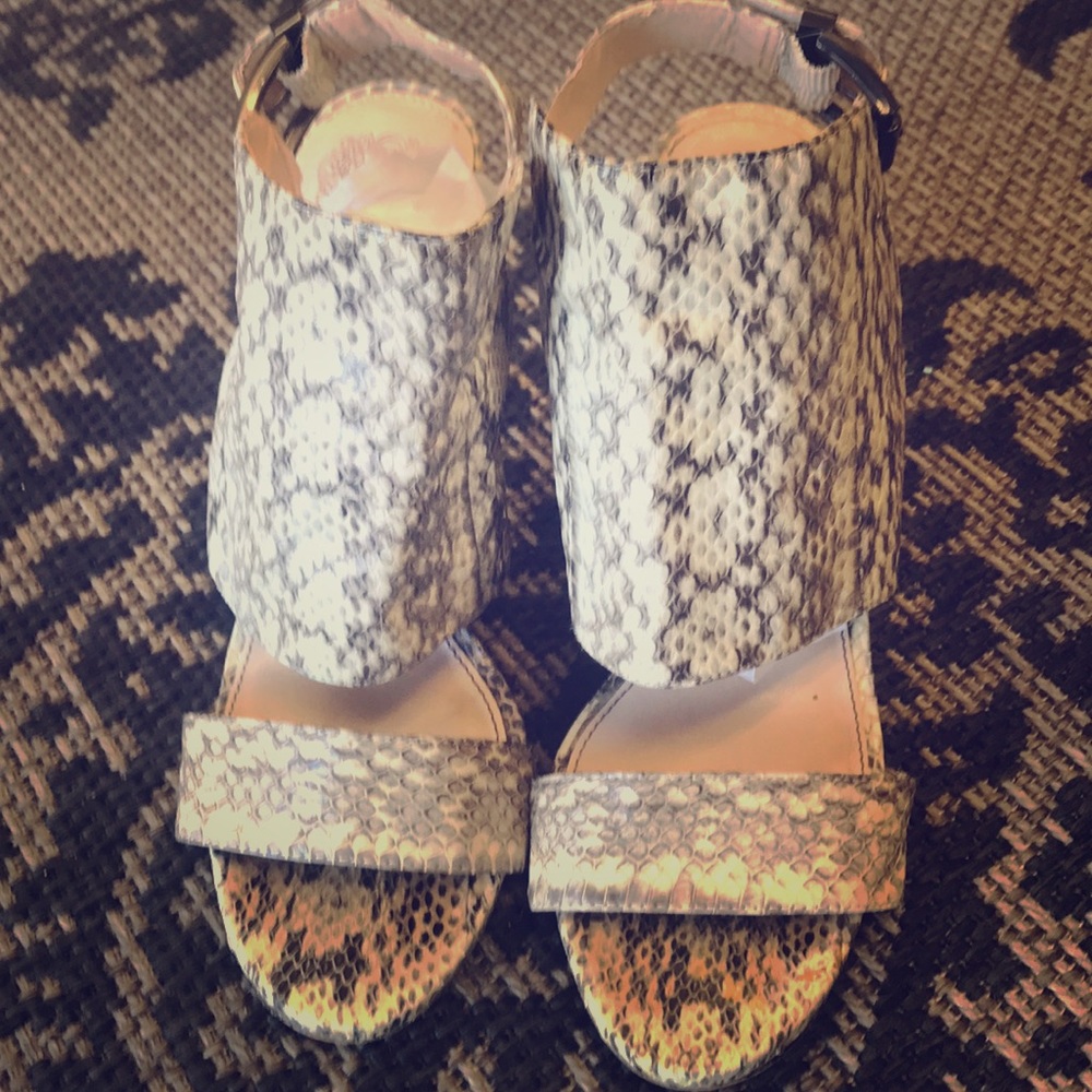 Vince Camuto VC-Fandy Sandal Shoes